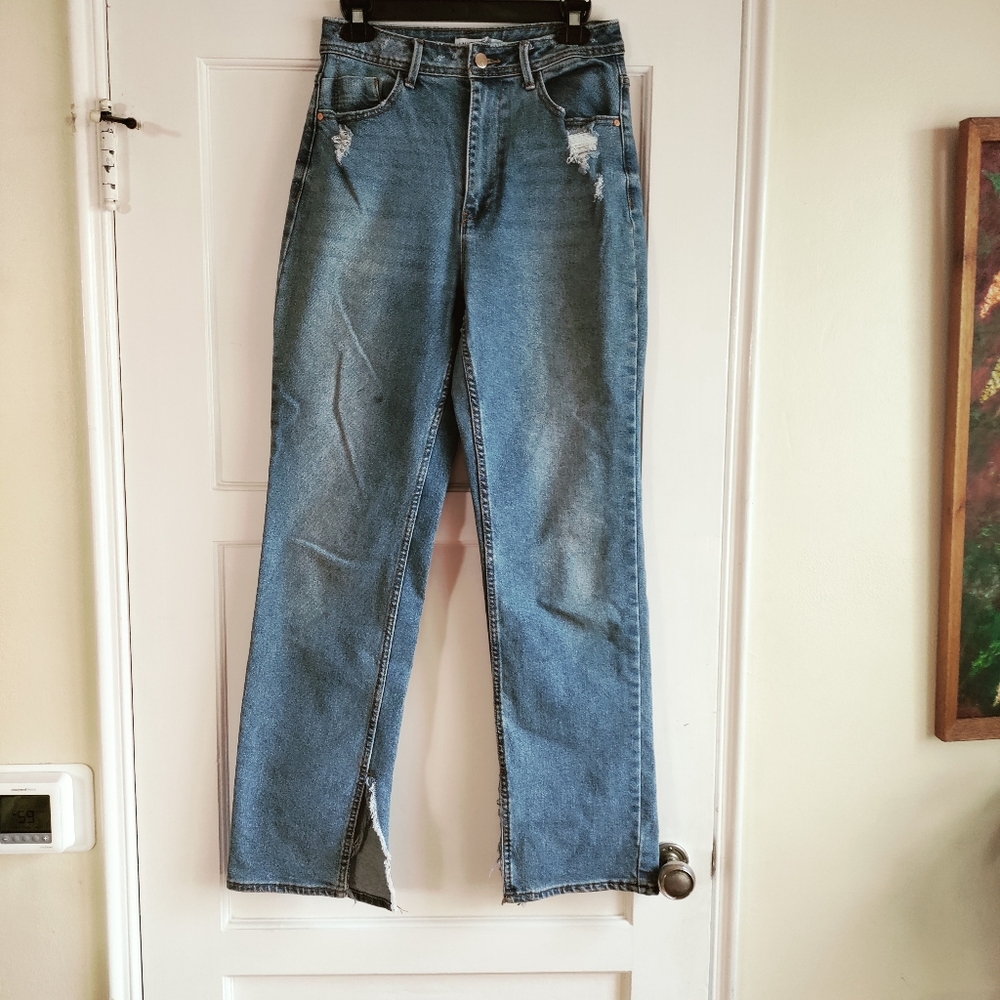 ✨ 4/$15 And Now This Distressed Blue Straight Leg Jeans